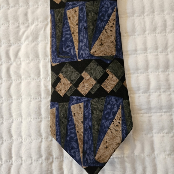 Three Geoffrey Beene Silk Ties - Picture 3 of 5